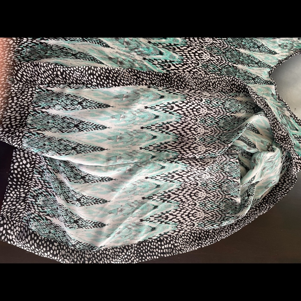 Flowing Cold Shoulder Top - Picture 4 of 8